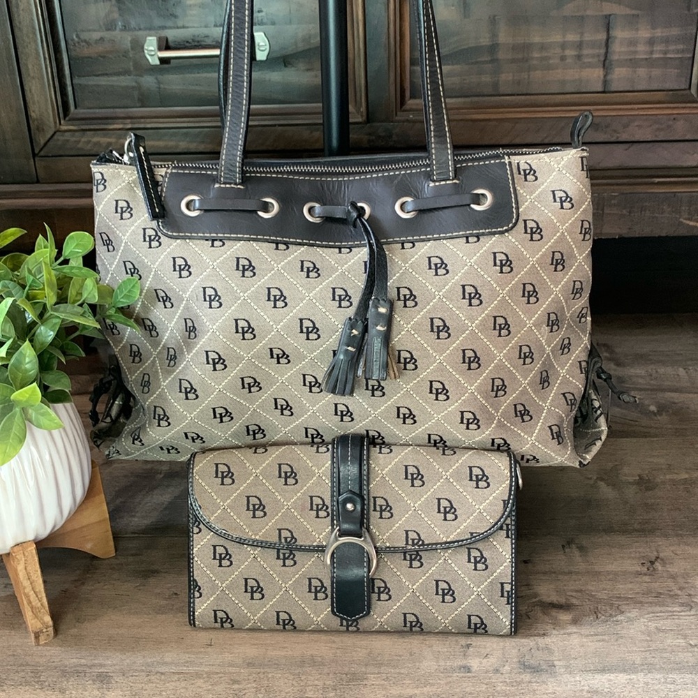 VINTAGE DOONEY & BOURKE LARGE TASSEL TOP ZIP PURSE